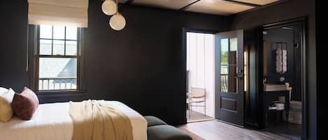 Un dormitorio moderno con una cama grande, un vestidor y vistas al exterior.