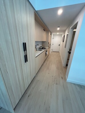 Luxury Studio, City View | Private kitchenette | Full-sized fridge, microwave, oven, dishwasher - RS Suites - District 225 Miami (Miami)