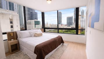 Panoramic-Apartment, 2 Schlafzimmer, 2 Bäder, Stadtblick | Bettwäsche aus ägyptischer Baumwolle, hochwertige Bettwaren