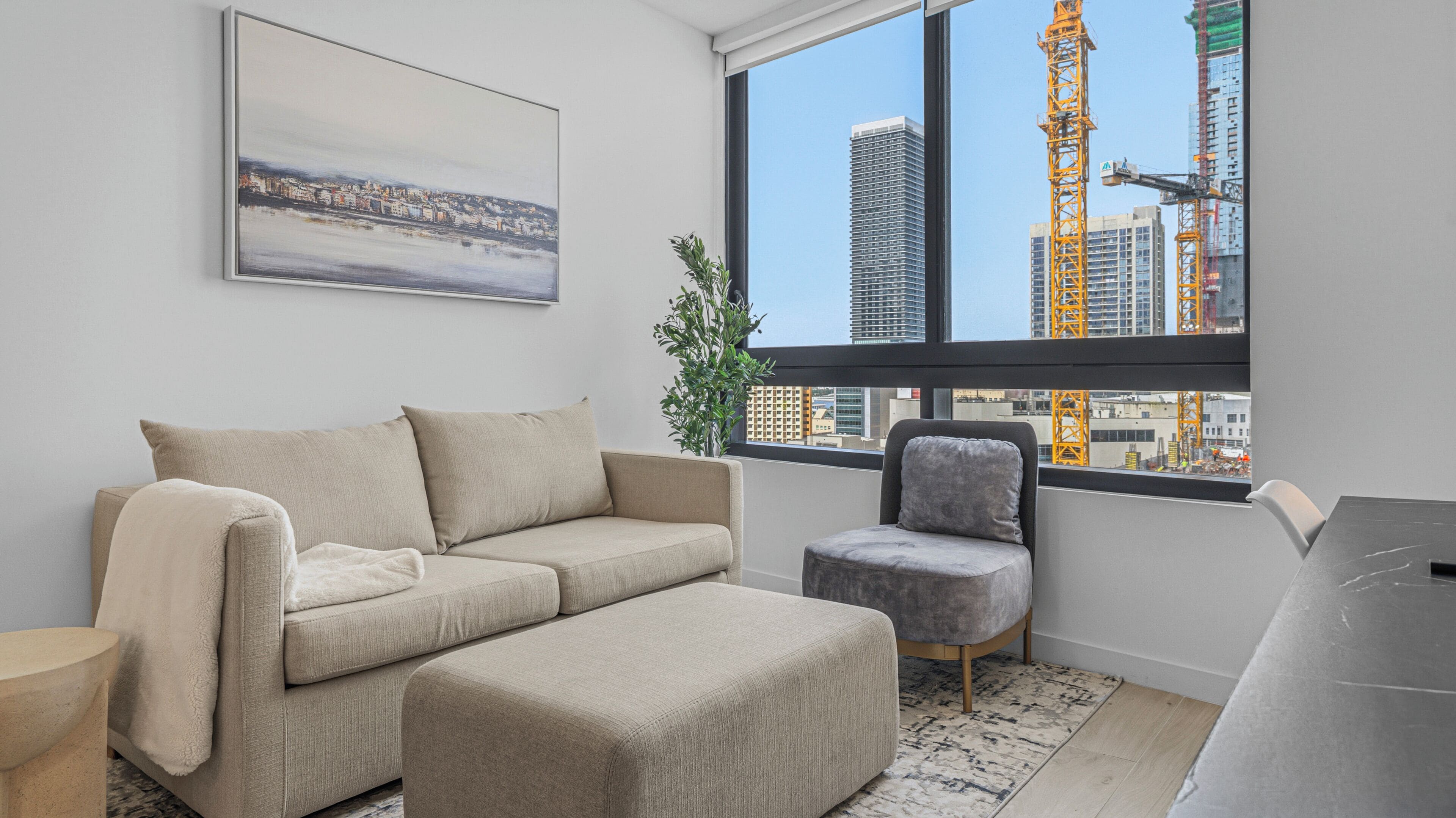 Condo majestueux, 2 chambres, 2 salles de bains, vue sur la ville | Aire de séjour | Téléviseur connecté, Netflix, services de diffusion en continu, bureau