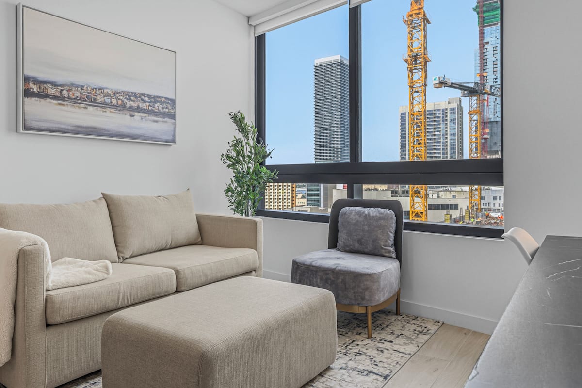 Condo majestueux, 2 chambres, 2 salles de bains, vue sur la ville | Aire de séjour | Téléviseur connecté, Netflix, services de diffusion en continu, bureau