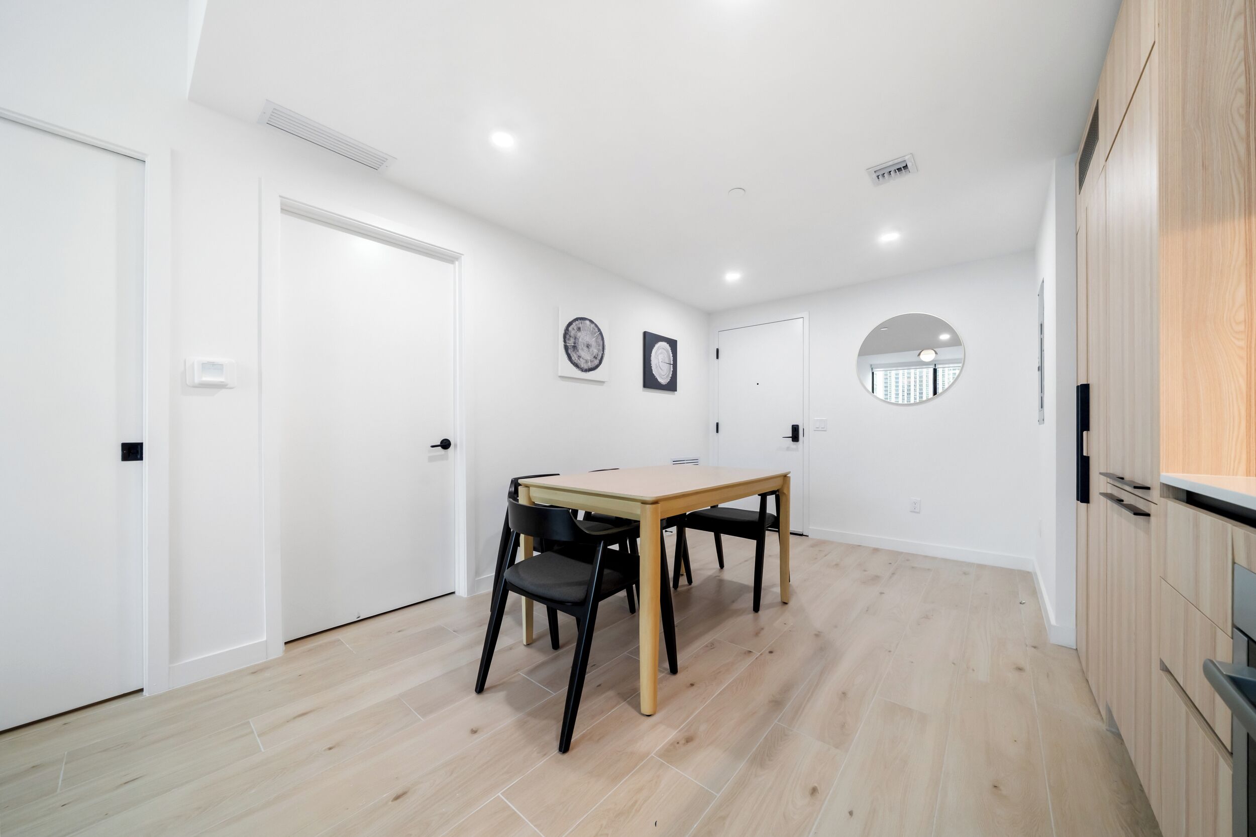 Classic Suite, City View | In-room dining