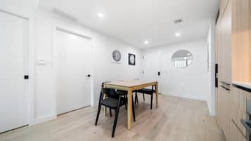 Classic Suite, City View | In-room dining