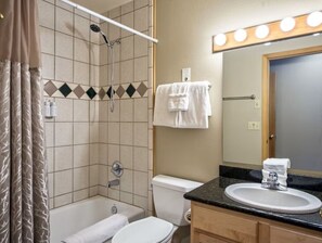 Hair dryer, towels, soap, toilet paper - Grand Timber Lodge in lovely Breckenridge, Sleeps up to 6 May 3 - May 10. (Breckenridge)