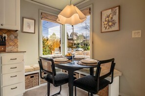 Dining - The Ballard Vista | Sleeps 6 + Patio & Fire Pit (Seattle)