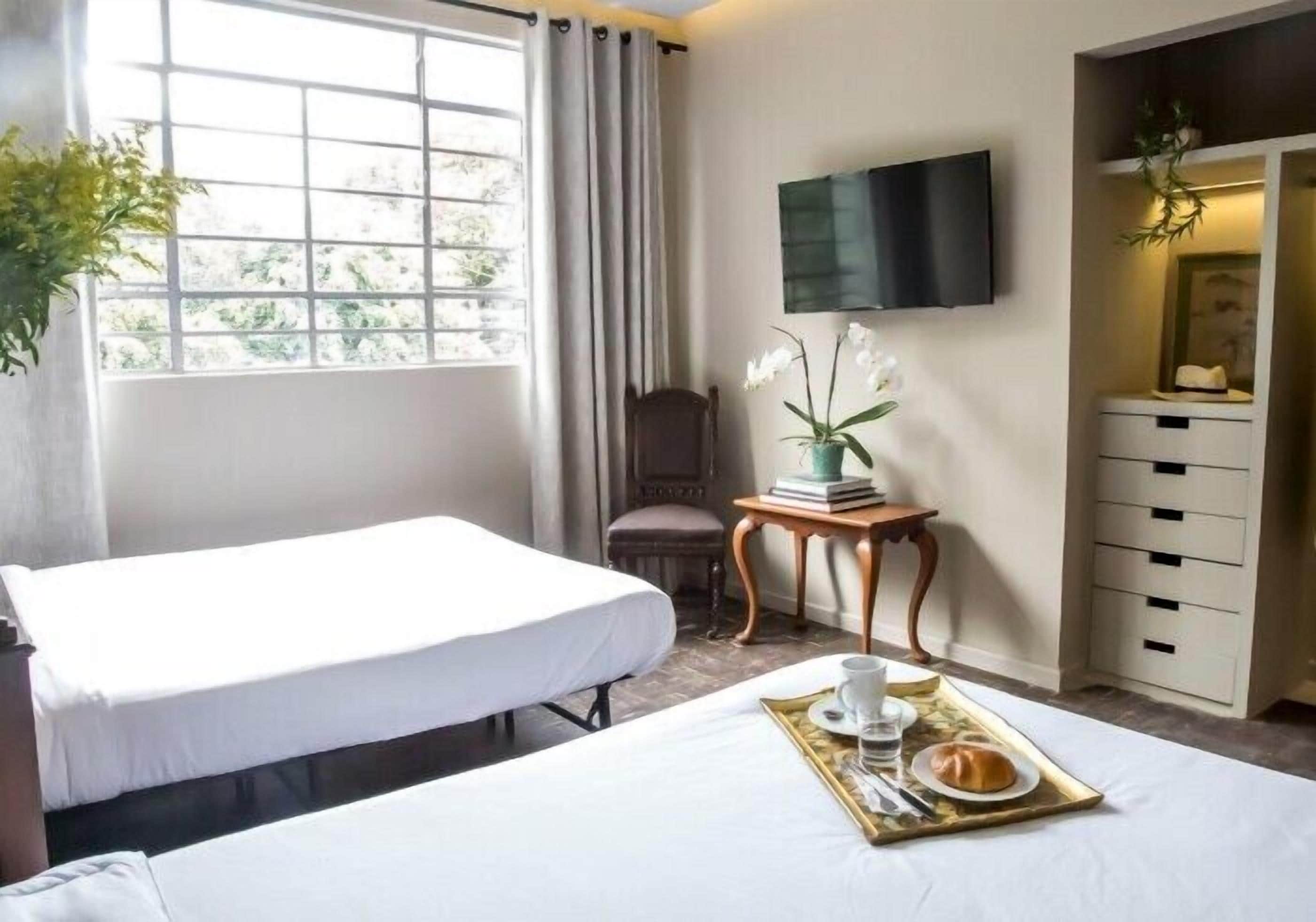 Habitación Deluxe con 2 camas individuales | Caja fuerte, tabla de planchar con plancha, wifi gratis