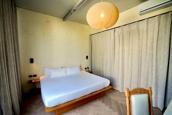 Double Room, City View | Peti besi dalam bilik, seterika/papan seterika, Wi-fi percuma