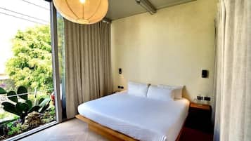 Habitación doble, vista a la ciudad | Caja de seguridad en la habitación y tabla de planchar con plancha