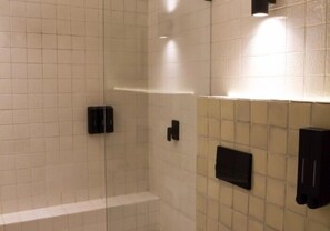 Habitación Deluxe con 2 camas individuales | Caja fuerte, tabla de planchar con plancha, wifi gratis