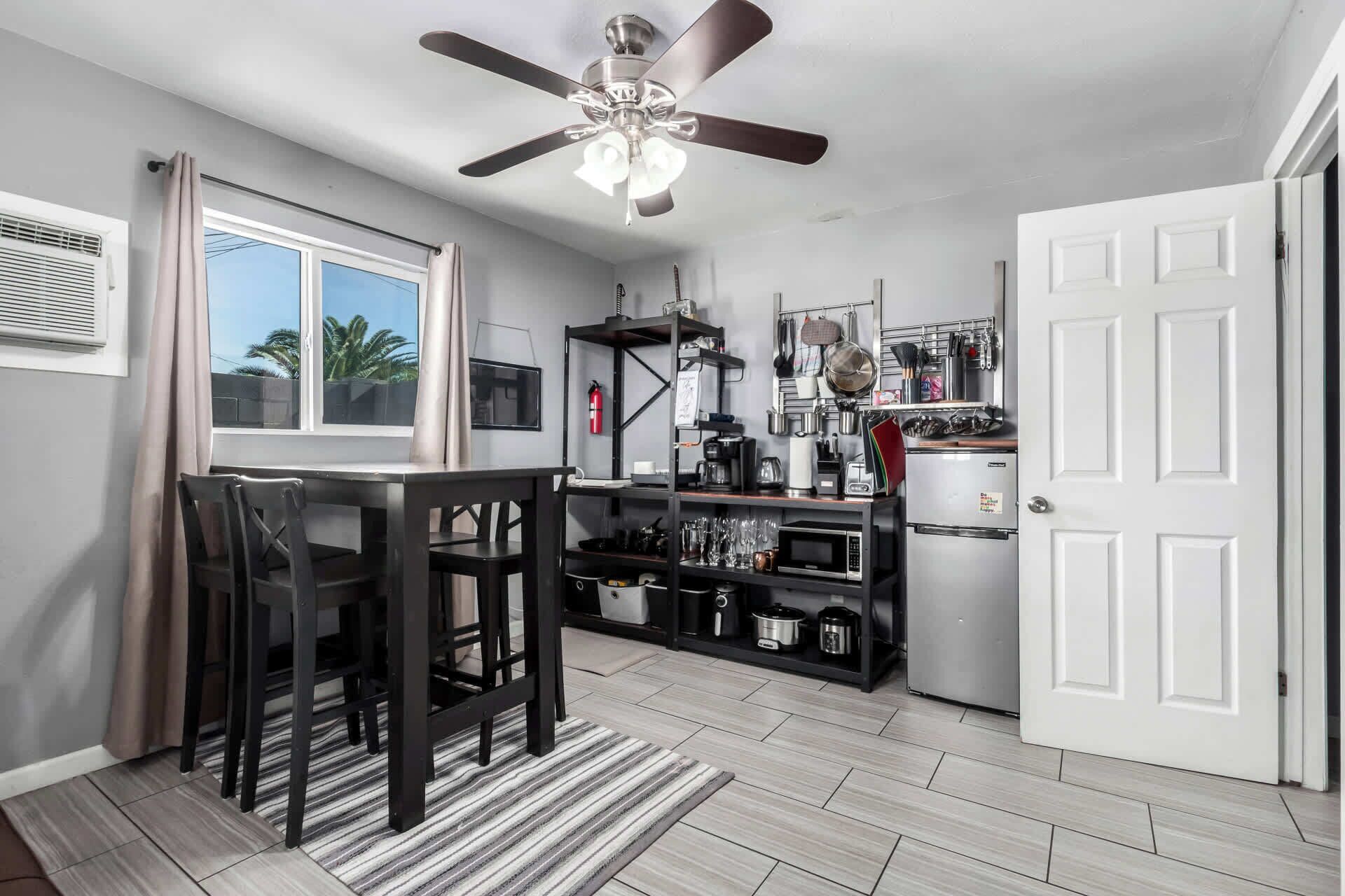 Microondas, parrilla de estufa, lavavajillas y cafetera y tetera 