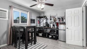 Microondas, parrilla de estufa, lavavajillas y cafetera y tetera