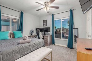 3 bedrooms, iron/ironing board, WiFi, bed sheets - 3BR Phoenix Home with Game Table, BBQ & Parking (Phoenix)