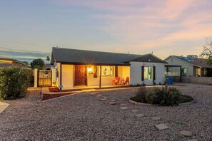 Exterior - 3BR Phoenix Home with Game Table, BBQ & Parking (Phoenix)