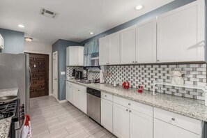 Fridge, microwave, oven, stovetop - 3BR Phoenix Home with Game Table, BBQ & Parking (Phoenix)