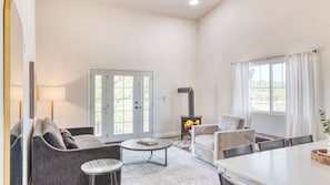 House (3 Bedrooms) | Interior - Stunning Escape Hot Tub, Panoramic View, Prime Location Hilltop by Avantstay (Paso Robles)