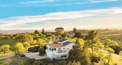 Stunning Escape Hot Tub, Panoramic View, Prime Location Hilltop by Avantstay