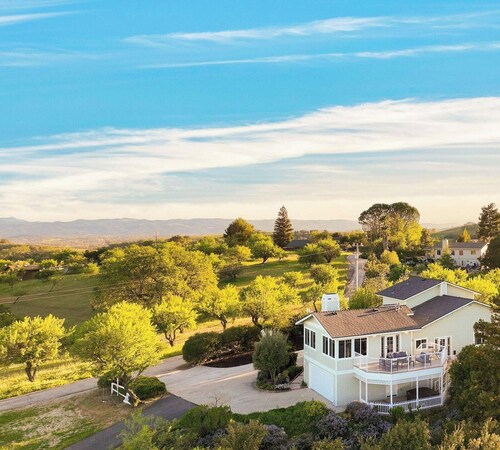 Stunning Escape Hot Tub, Panoramic View, Prime Location Hilltop by Avantstay