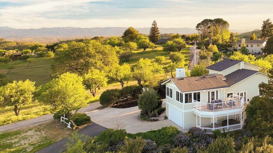 Stunning Escape Hot Tub, Panoramic View, Prime Location Hilltop by Avantstay