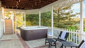 House (3 Bedrooms) | Interior - Stunning Escape Hot Tub, Panoramic View, Prime Location Hilltop by Avantstay (Paso Robles)
