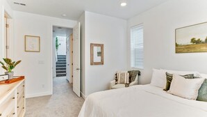 4 habitaciones, escritorio y tabla de planchar con plancha 