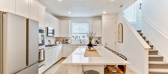 Modern 4BR Home • Rooftop Patio • Mountain Views