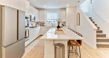Modern 4BR Home • Rooftop Patio • Mountain Views