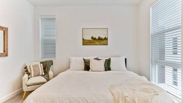 4 habitaciones, escritorio y tabla de planchar con plancha