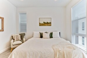 4 sovrum, skrivbord, strykjärn/strykbräda och resesäng