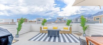 Modern 4BR Home • Rooftop Patio • Mountain Views