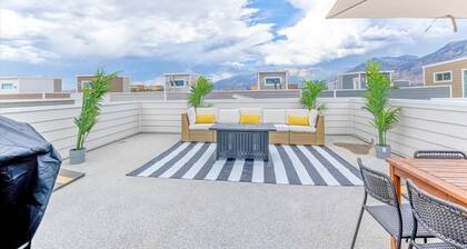 Modern 4BR Home, Rooftop Patio, Mountain Views
