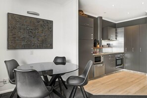 Fridge, microwave, oven, stovetop - Princes Wharf Elegance with Balcony and Kitchen (Auckland CBD)
