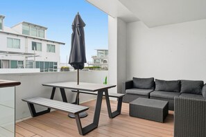 Outdoor dining - Princes Wharf Elegance with Balcony and Kitchen (Auckland CBD)