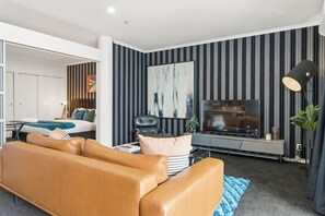 TV, computer monitors - Princes Wharf Elegance with Balcony and Kitchen (Auckland CBD)