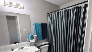 Towels, soap, toilet paper - GROOVY!! 2-bedroom apartment in welcoming Atlanta with AC for your stay (Atlanta)