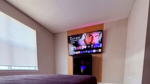 2 bedrooms, iron/ironing board, WiFi, bed sheets - GROOVY!! 2-bedroom apartment in welcoming Atlanta with AC for your stay (Atlanta)