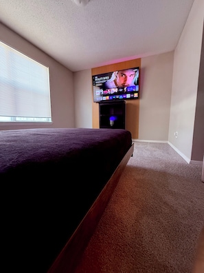 Iron/ironing board, WiFi, bed sheets - GROOVY!! 2-bedroom apartment in welcoming Atlanta with AC for your stay (Atlanta)