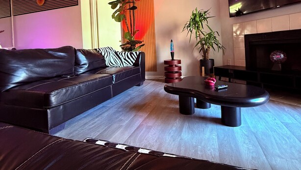 Living area - GROOVY!! 2-bedroom apartment in welcoming Atlanta with AC for your stay (Atlanta)