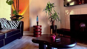 Living area - GROOVY!! 2-bedroom apartment in welcoming Atlanta with AC for your stay (Atlanta)