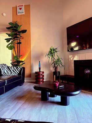 Living area - GROOVY!! 2-bedroom apartment in welcoming Atlanta with AC for your stay (Atlanta)