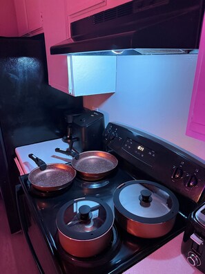 Private kitchen - GROOVY!! 2-bedroom apartment in welcoming Atlanta with AC for your stay (Atlanta)