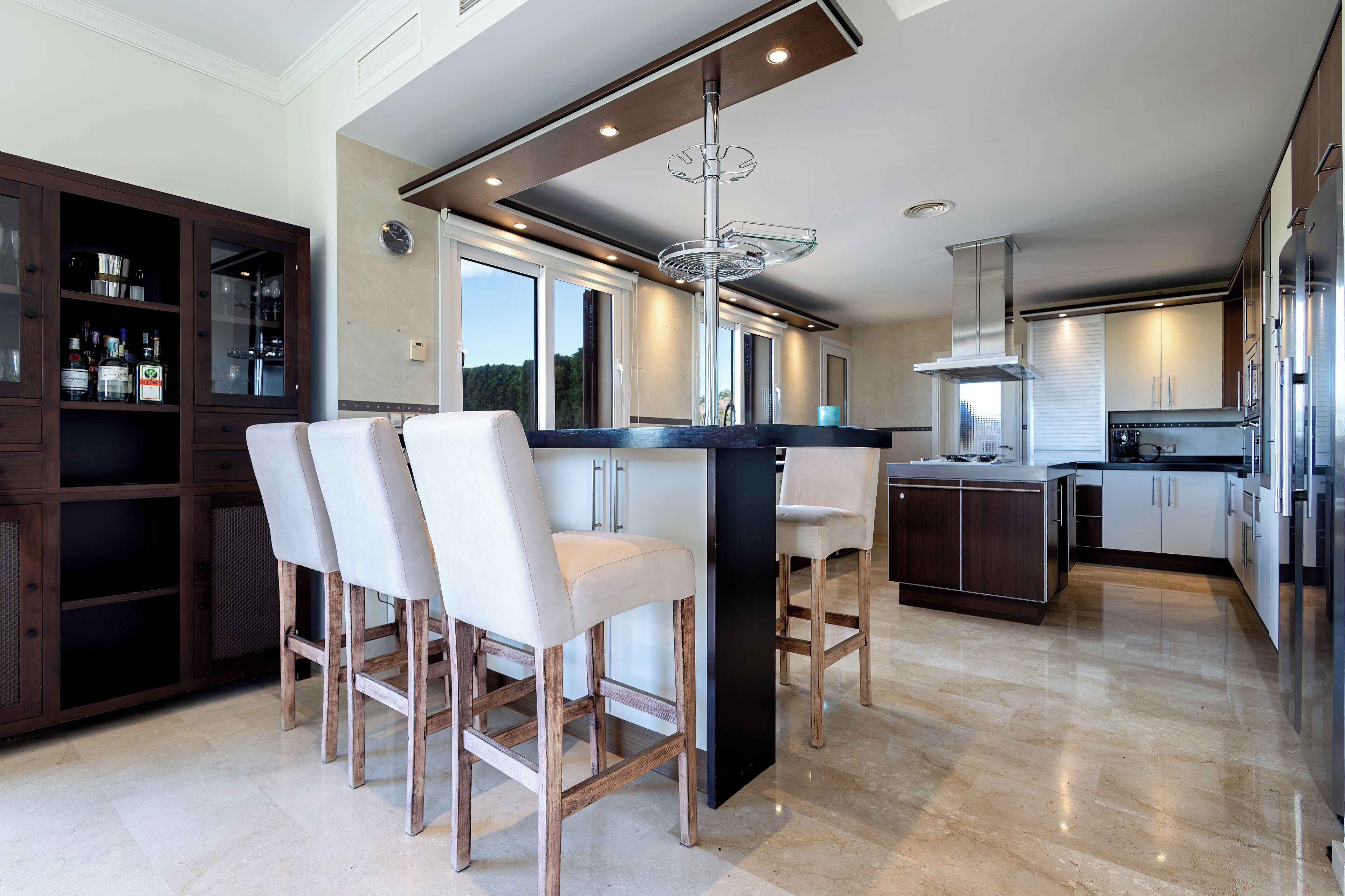 Een koelkast, een microgolfoven, een oven, een vaatwasser