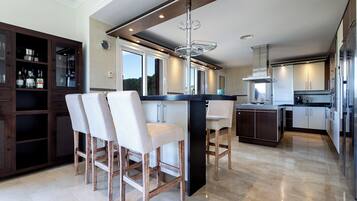 Een koelkast, een microgolfoven, een oven, een vaatwasser