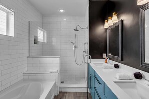 Shower, hair dryer, towels, shampoo - Sky-High Luxury | Best Nash Views | Walk to Gulch! (Nashville)