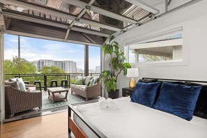 8 bedrooms, desk, iron/ironing board, travel cot - Skyline Views - Closest Neighborhood to Broadway! (Nashville)