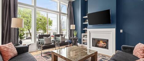 Televisión, chimenea y oficina