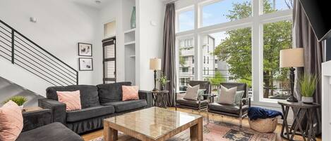 TV, lareira, escritórios