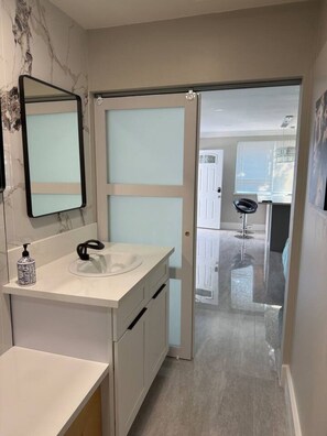Hair dryer - Newly remodeled Studio, great stop for road trip. (El Monte)