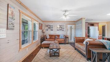 Télévision, baby-foot, livres