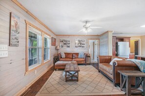 Una televisión, un futbolín, libros