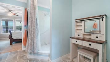 5 chambres, bureau, fer et planche à repasser, lit parapluie